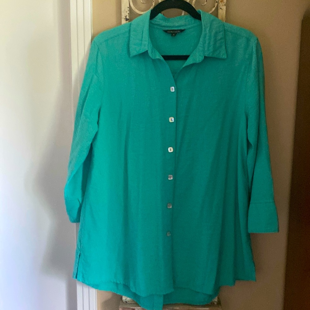 John Mark, Sm. 3/4 Sleeve button up  tunic, has pleat down back